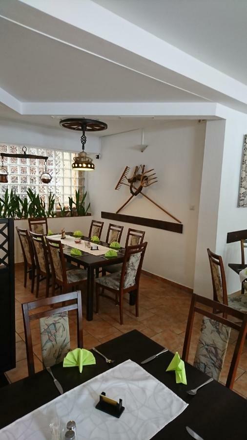 Restaurant Rosengarten Нойрупин Екстериор снимка